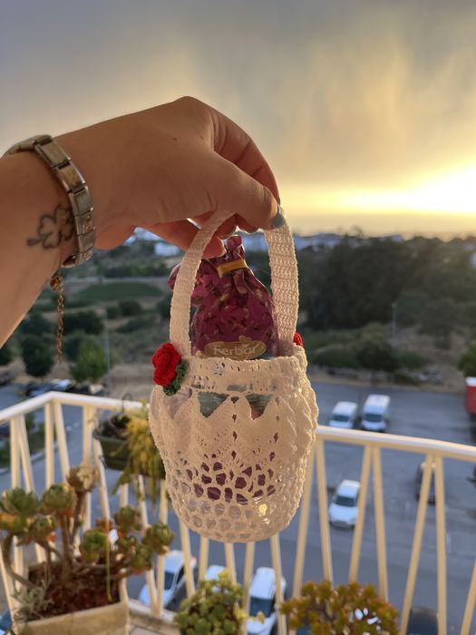 Cestinha feita em crochê artesanalmente