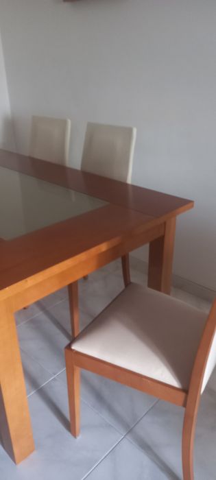 Mesa e cadeiras de sala jantar