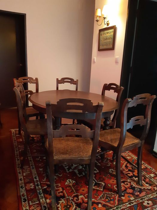 Mesa e cadeiras