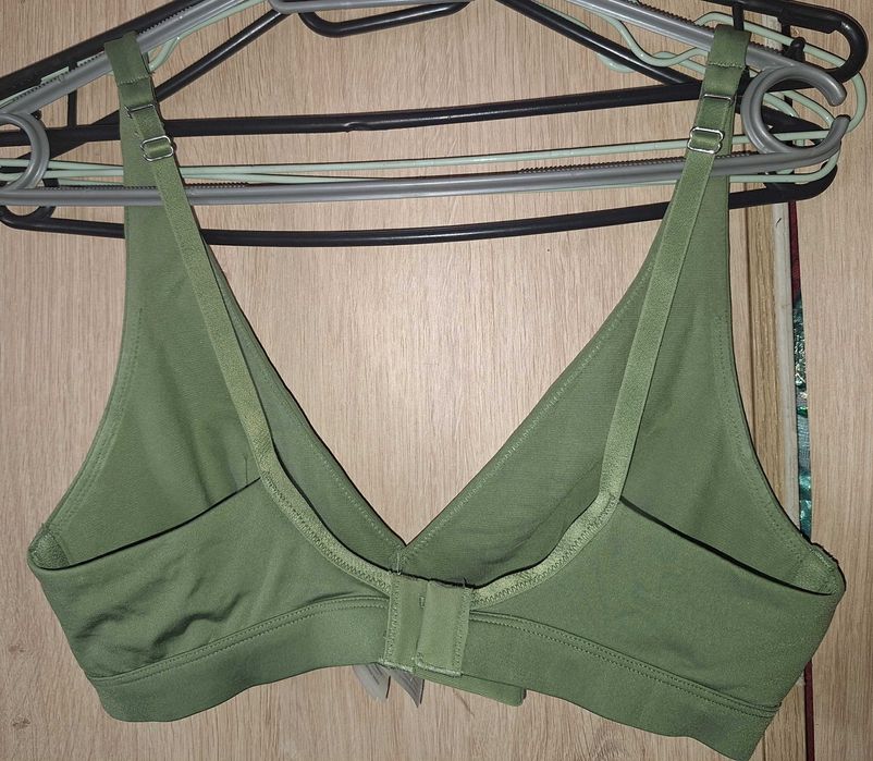 Biustonosz sportowy Essentials EU 75B.