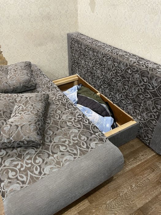 Сучасний великий диван