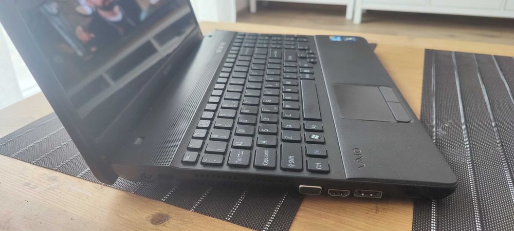 Sony 71211M - 15,6 cala - Core i3 4x2,40 GHz - 4GB Ram - 256GB SSD - Win10