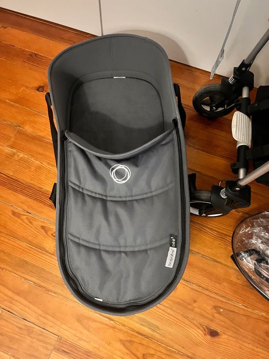 Carrinho bebé, alcofa e acessórios