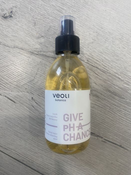 Veoli Botanica Tonik – kojąca mgiełka do twarzy