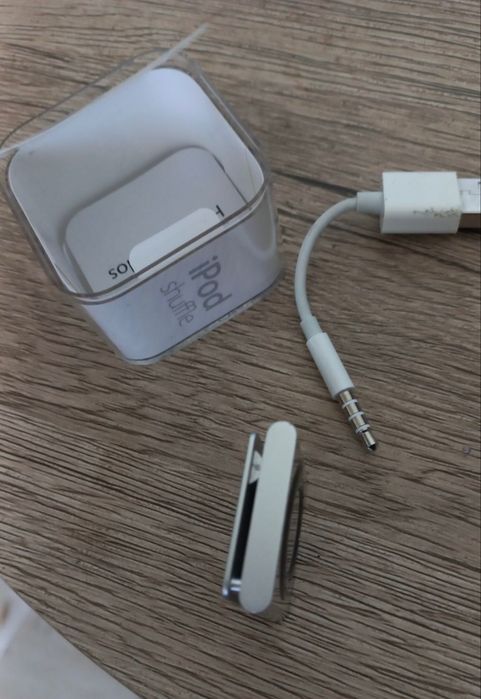 Apple iPod Shuffle 4th Generation Silver (2GB)A1373