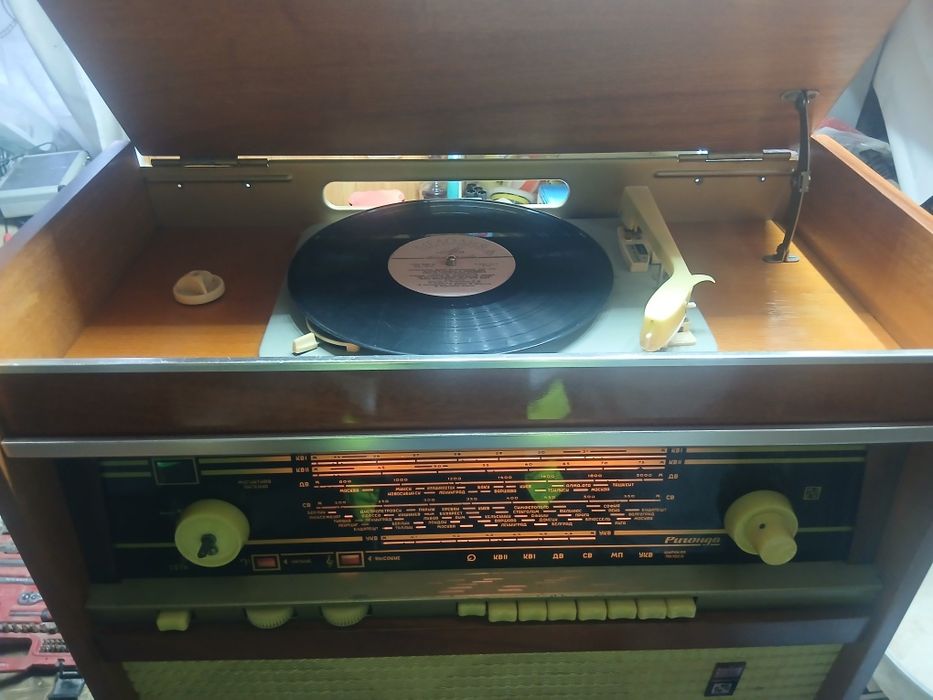 Продам радіо усе працює.