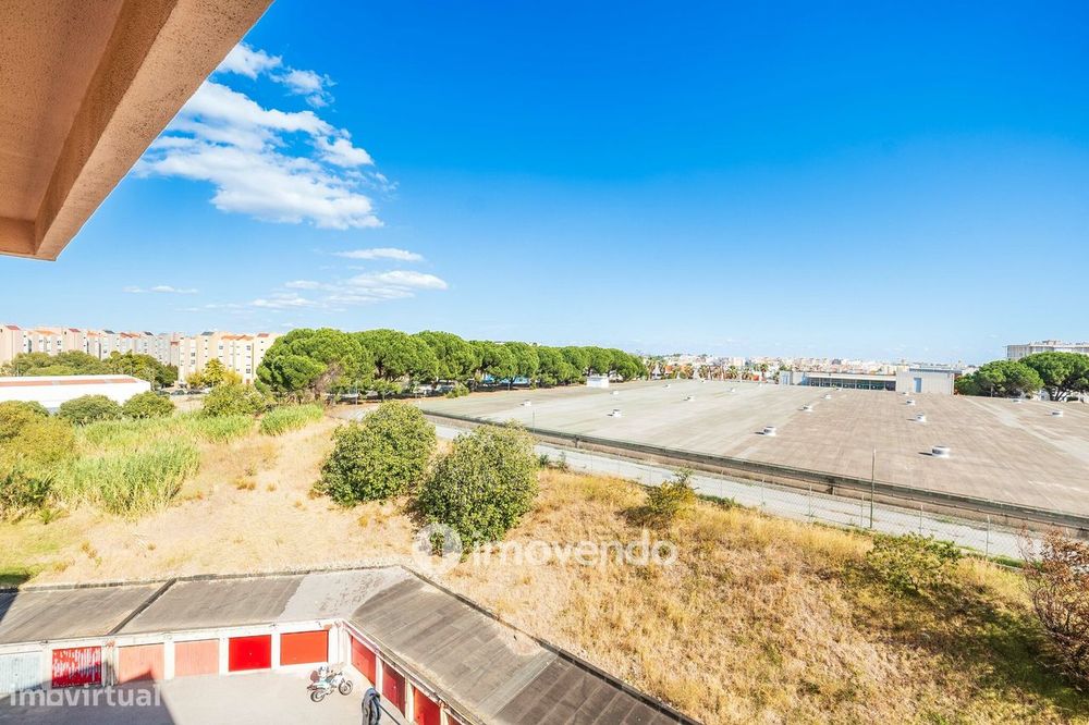 Apartamento T2 com boas áreas e muita luz natural, em Telheiras