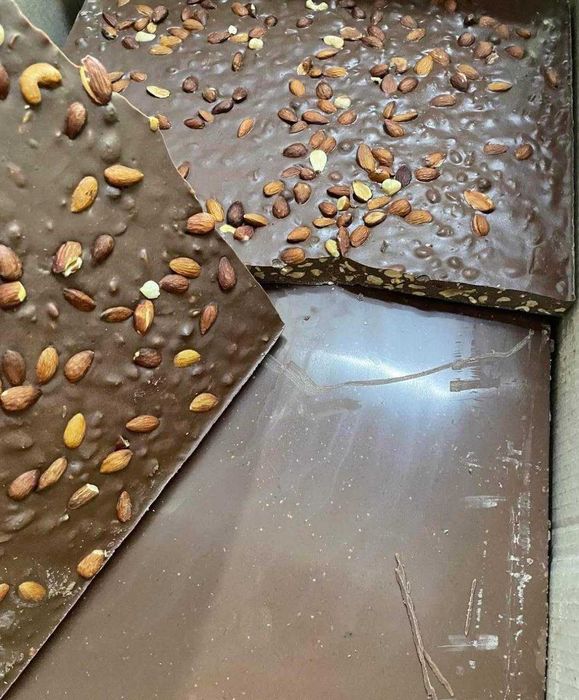 Некондиция -шоколад, печенье, конфеты, рулеты.