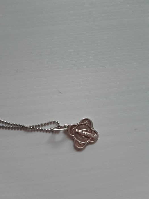 Srebrny medalik z łańcuszkiem