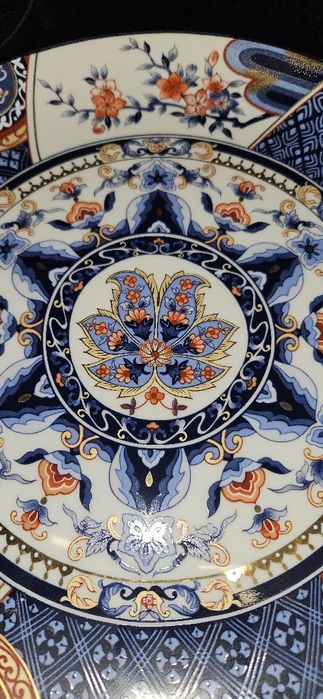 Prato decorativo com deslumbrante pintura banhada a ouro.