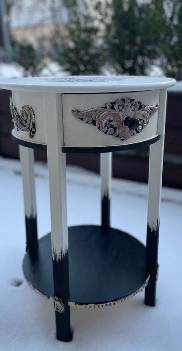 Тумба приліжкова