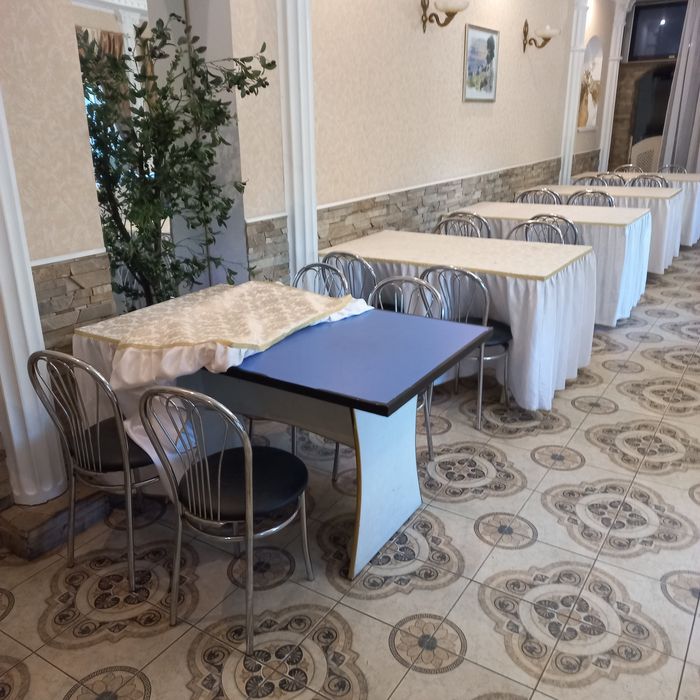 Стол для кафе вместе со скатертью