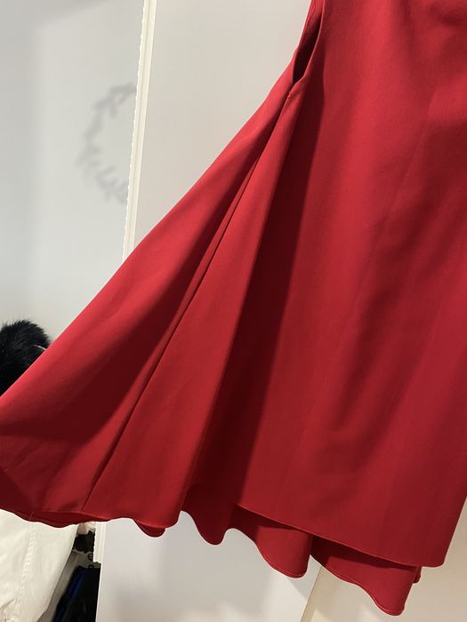 sukienka na wesele czerwona asos rozkloszowana oversize tweedowa