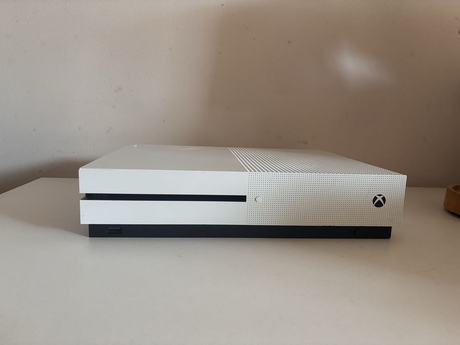 Xbox One S 1tb.