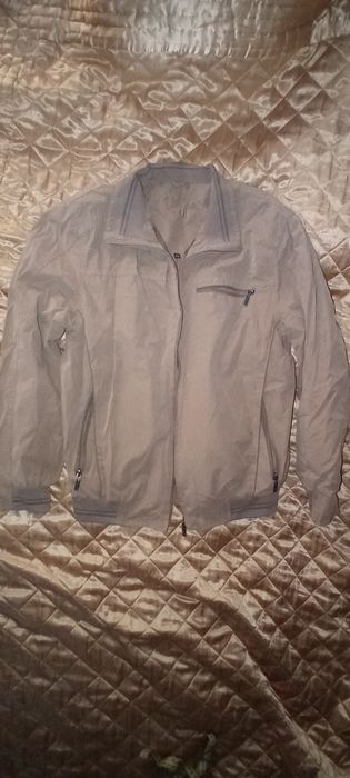Beżowa męska kurtka letnia.