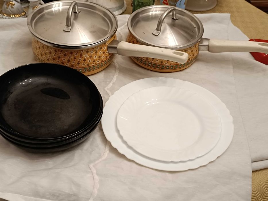 2 Panelas e 6 pratos