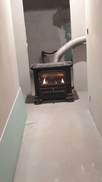 Kominek żeliwny wolnostojący