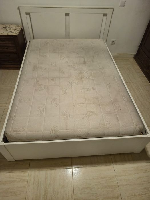 Cama grande em bom estado