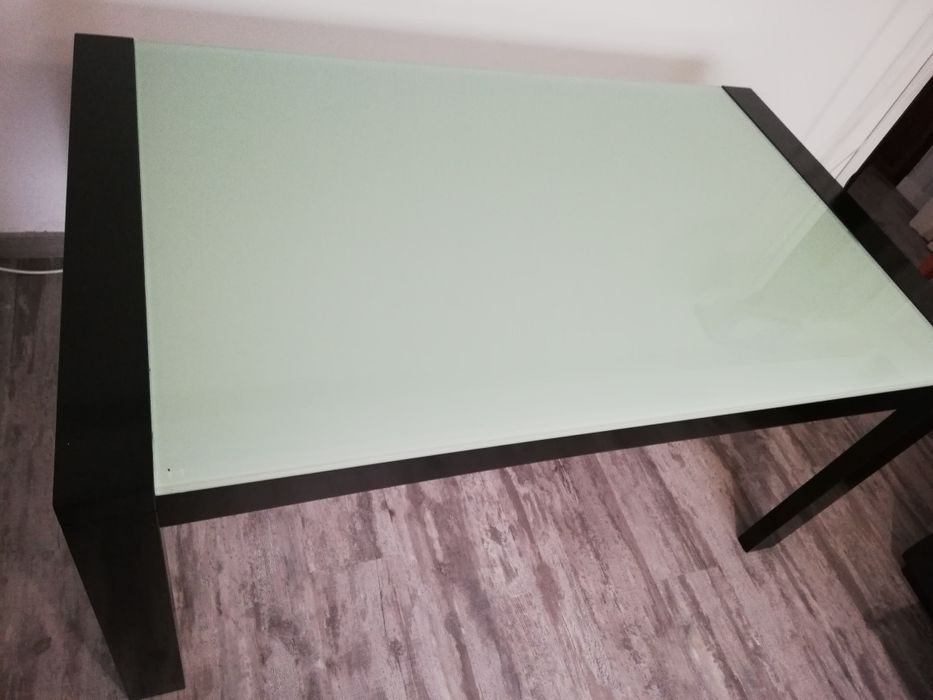 Mesa de jantar de madeira e vidro