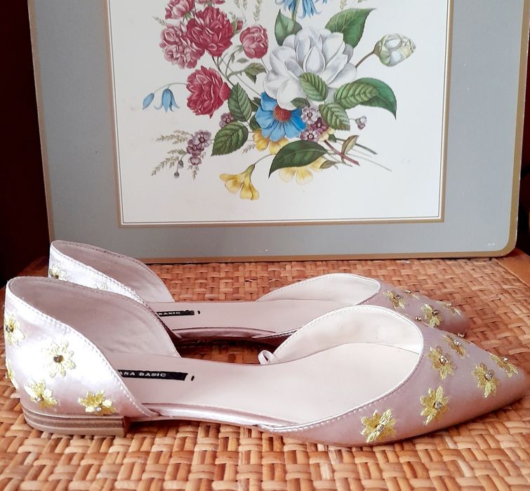 Sapatos Zara novos, tecido acetinado, às flores bordadas. T. 36