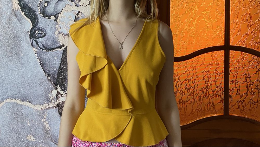 Блуза з рюшею.