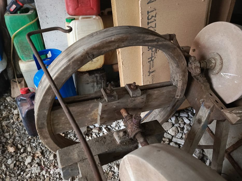 Ostrzałka zabytkowa kamienna