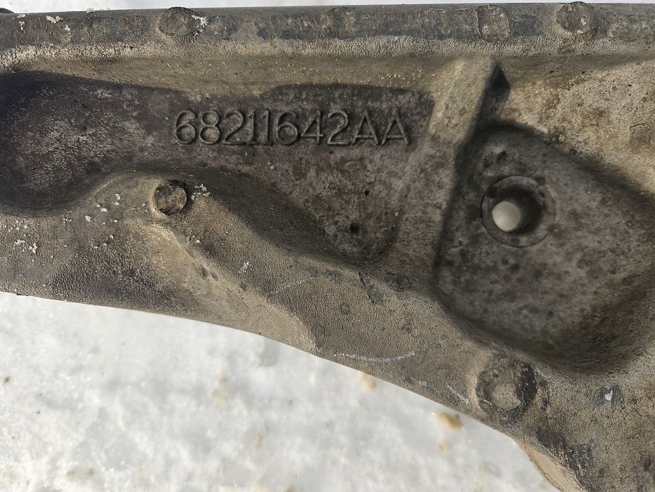 Оригінальний передній правий нижній важіль Chrysler 200