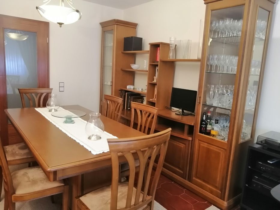 mobília de sala( móvel, mesa e cadeiras)