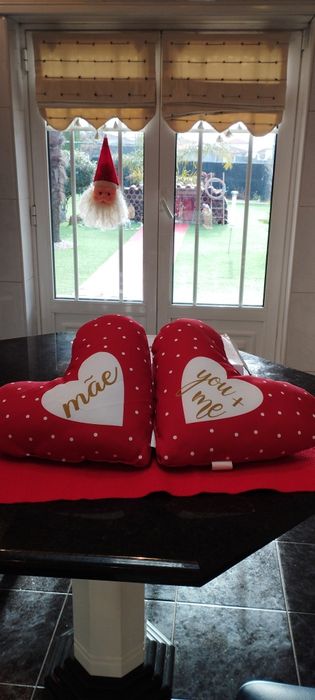 Almofadas com lindos dísticos . Muito bonitas .