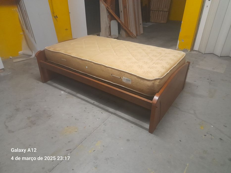 Cama corpo e meio com colchão