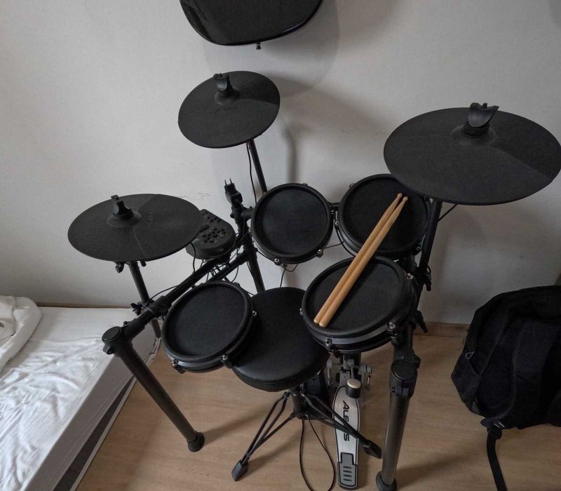 Bateria Eletrónica Alesis Nitro.