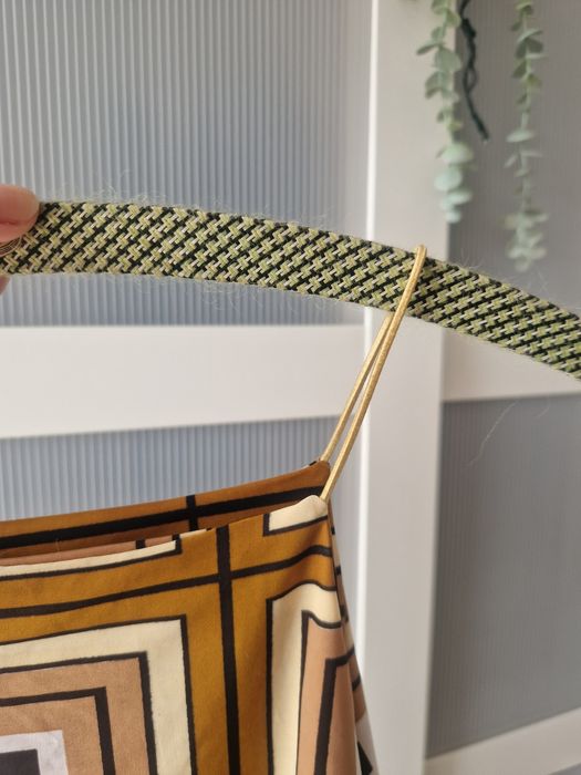złoty crop top na ramiączkach, mocne wycięcia pod pachami, śliski leją
