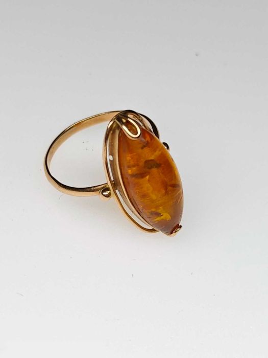 Кольцо из золота 583 пробы, с камнем янтарем, р. 17-17.5, 2,87 г, СССР