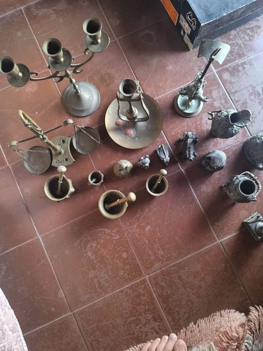 Várias peças em bronze ou latão