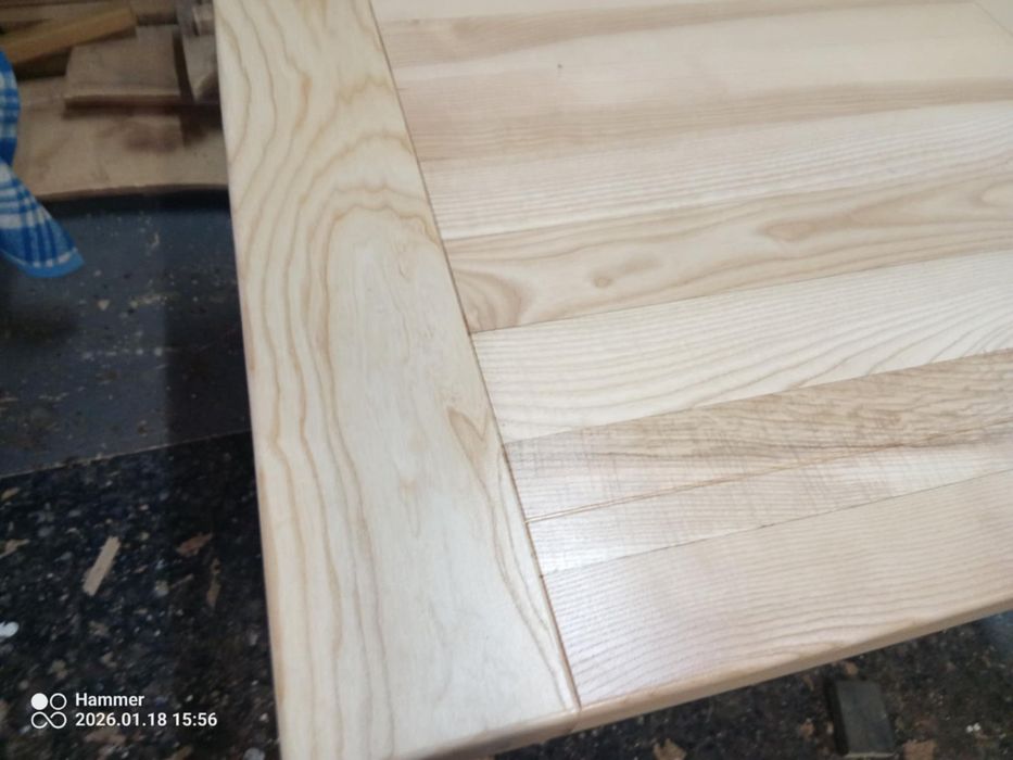 Nowy stół jesionowy z litego drewna