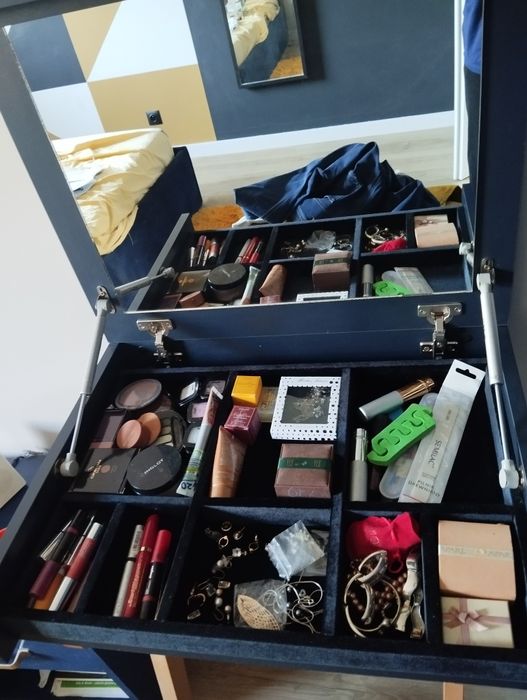 Granatowa toaletka Minko