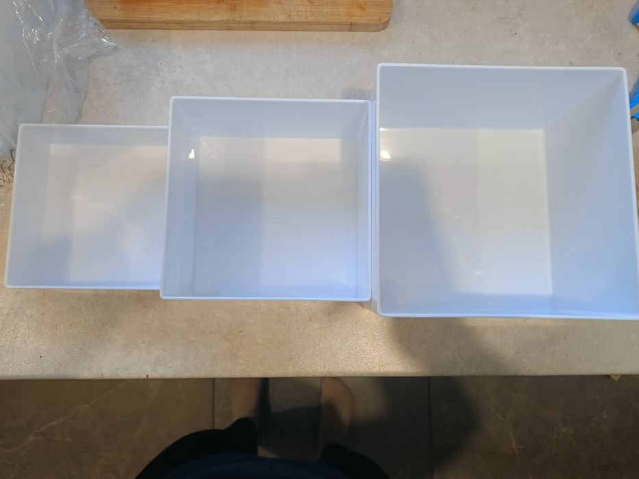 Zestaw białych organizerow