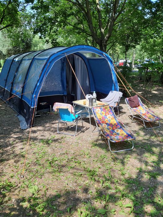 Namiot 4-osobowy z pompowanym stelażem