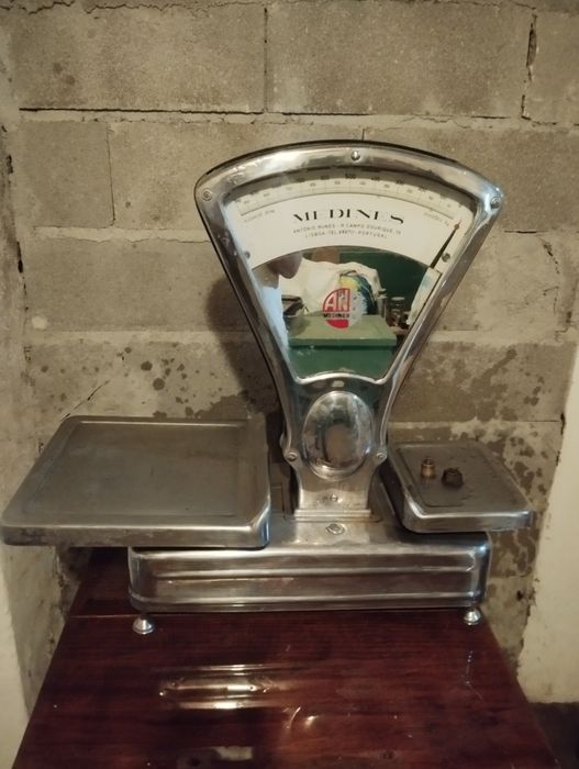Balança antiga em bom estado de funcionamento.