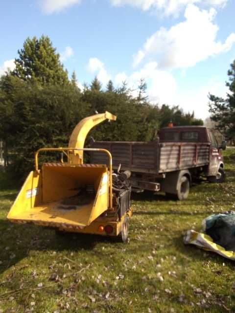 Rębak do gałęzi, wycinka drzew, wywóz gałęzi.