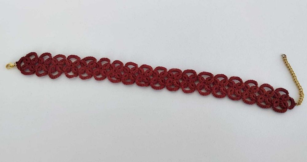 Gargantilha em frioleiras