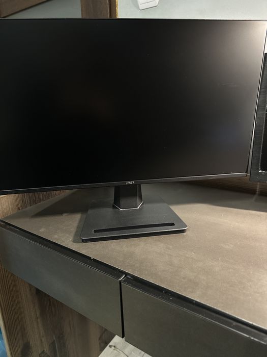 Komputer stacjonarny z monitorem, klawiaturą, myszką i słuchawkami