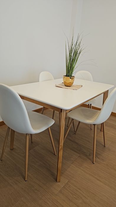 Mesa 4 lugares com 4 cadeiras