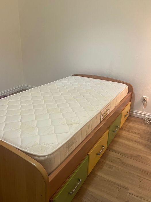 Camas de criança com móvel e prateleiras (colchões incluídos).