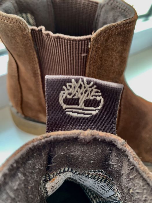 Коричневі замшеві черевики timberland челсі.