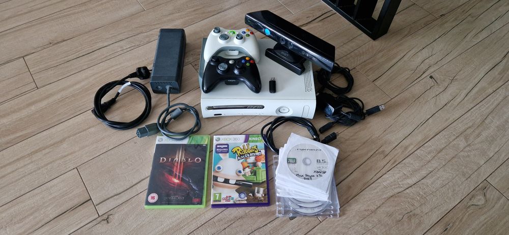 Konsola Xbox 360 plus Kinect plus gry