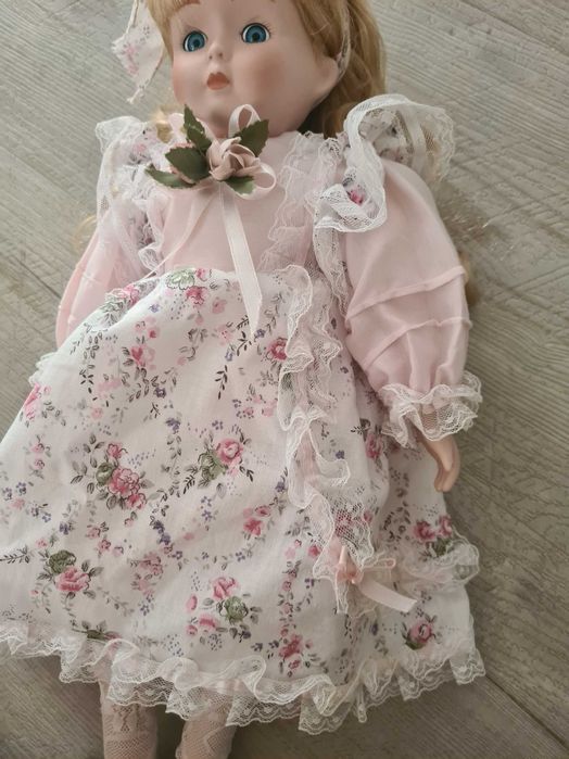 Boneca de porcelana colecionável