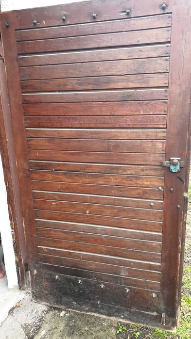 Drewniane drzwi garażowe.