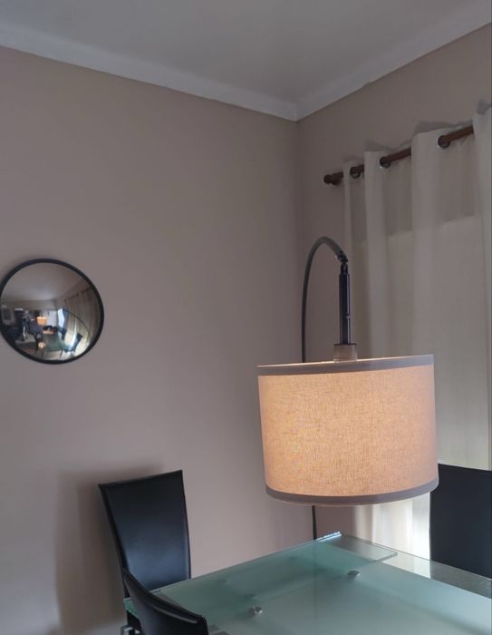 Candeeiro de pé em arco – moderno e elegante