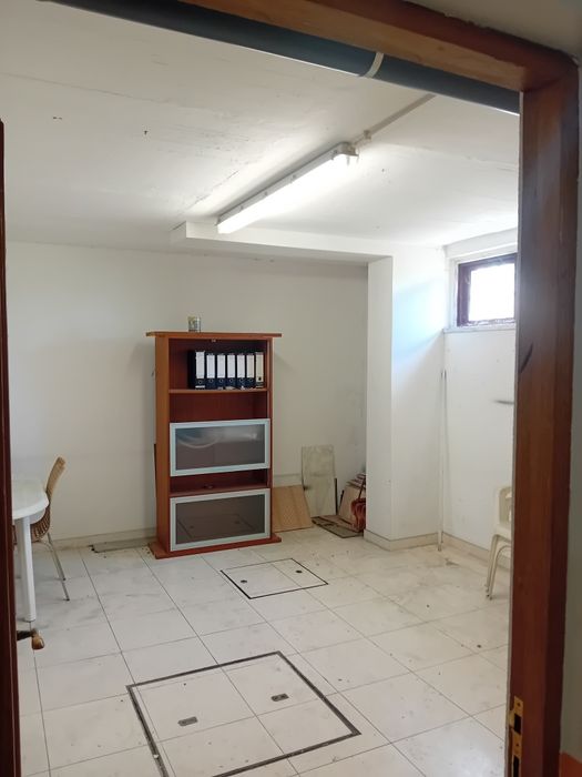 Sala com aproximadamente 22m2 com quarto de banho com luz do dia